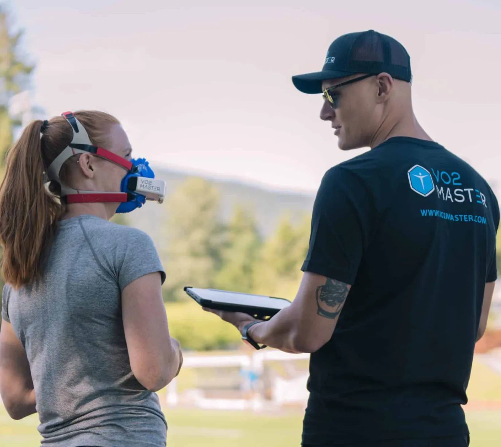 Physiologist coaching athlete during diagnostics